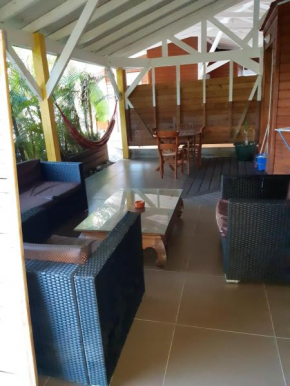 Bungalow charmant à Le Gosier avec piscine partagée et jacuzzi